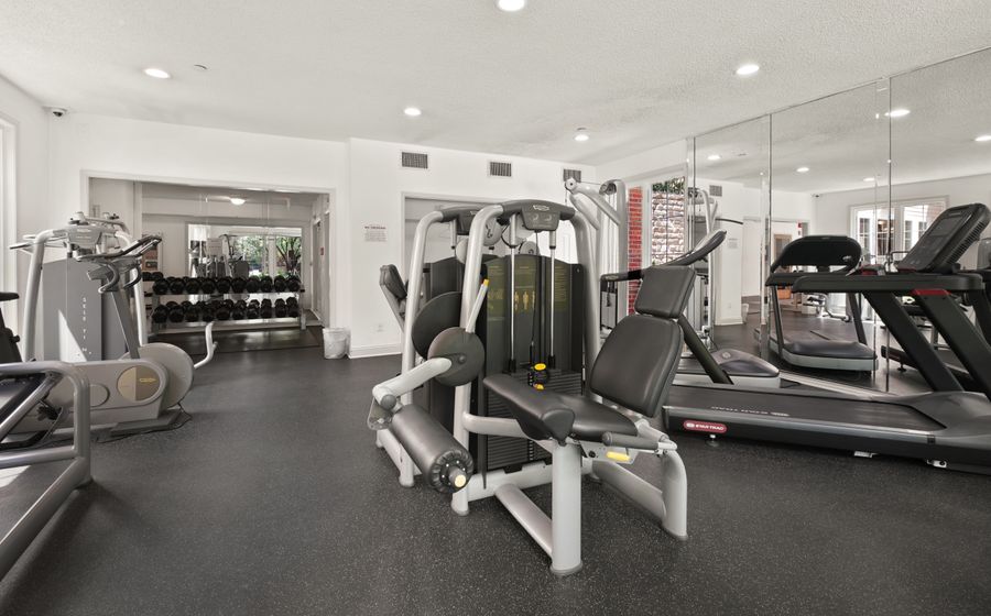 Sala de máquinas de un gimnasio pequeño, sin nadie entrenando.