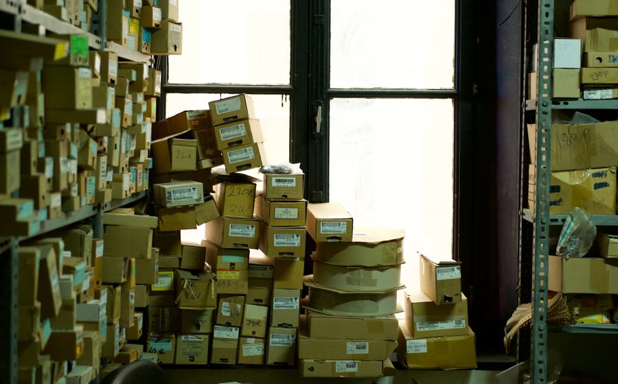 Almacén de una tienda con las estanterías llenas de cajas de cartón etiquetadas.